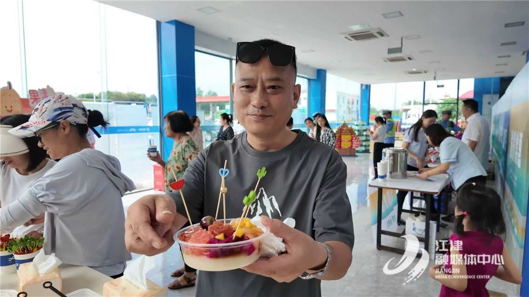 江津服务区为货运司机“送清凉”