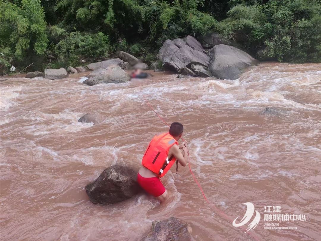 湍急河水中,一双大手拉住了他!