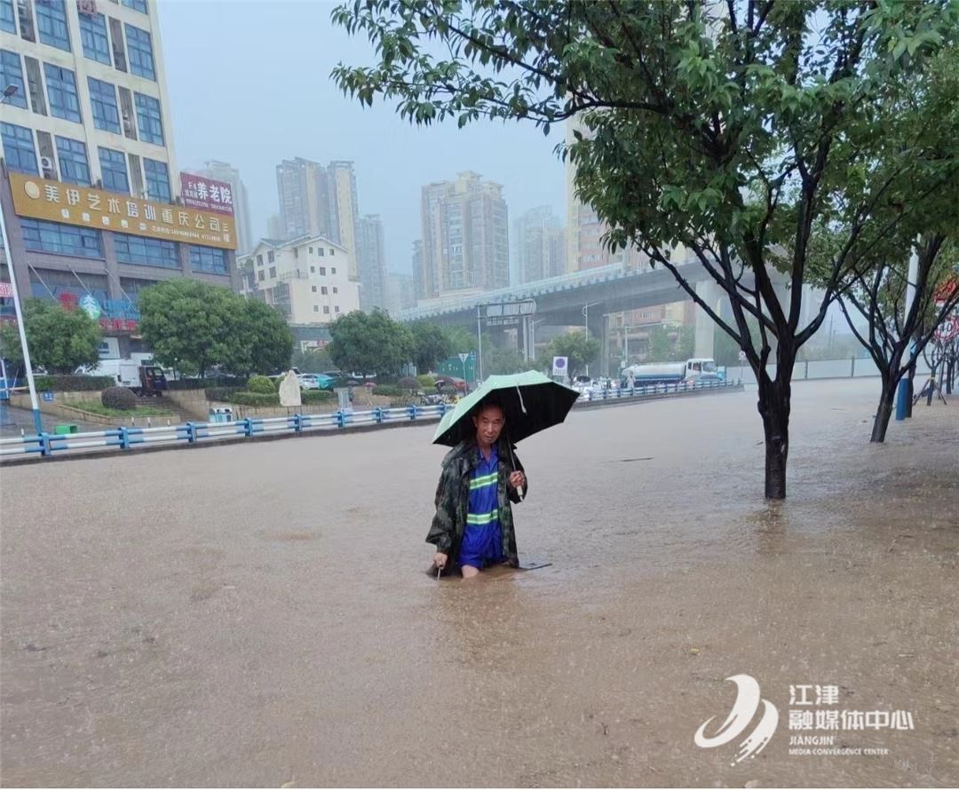 城市管理力量积极应对暴雨天气 保障城市设施安全运行