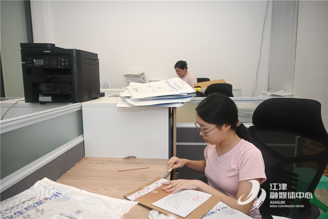 9000余份档案“安家”进行时!江津区高效服务高校毕业生档案接收“高峰期”