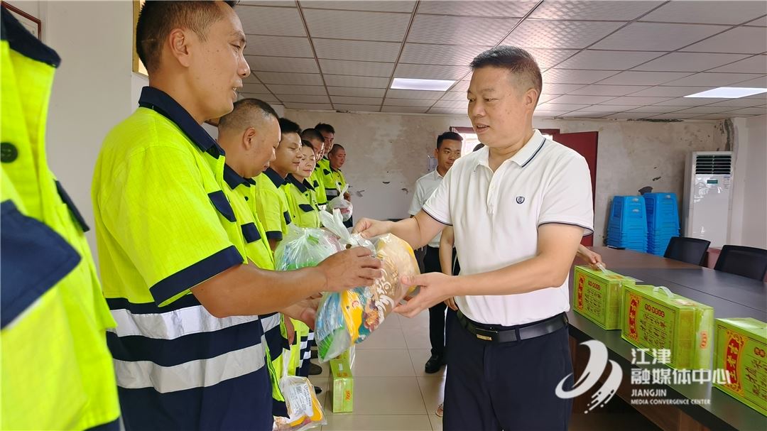 区城市管理局慰问高温一线环卫工人