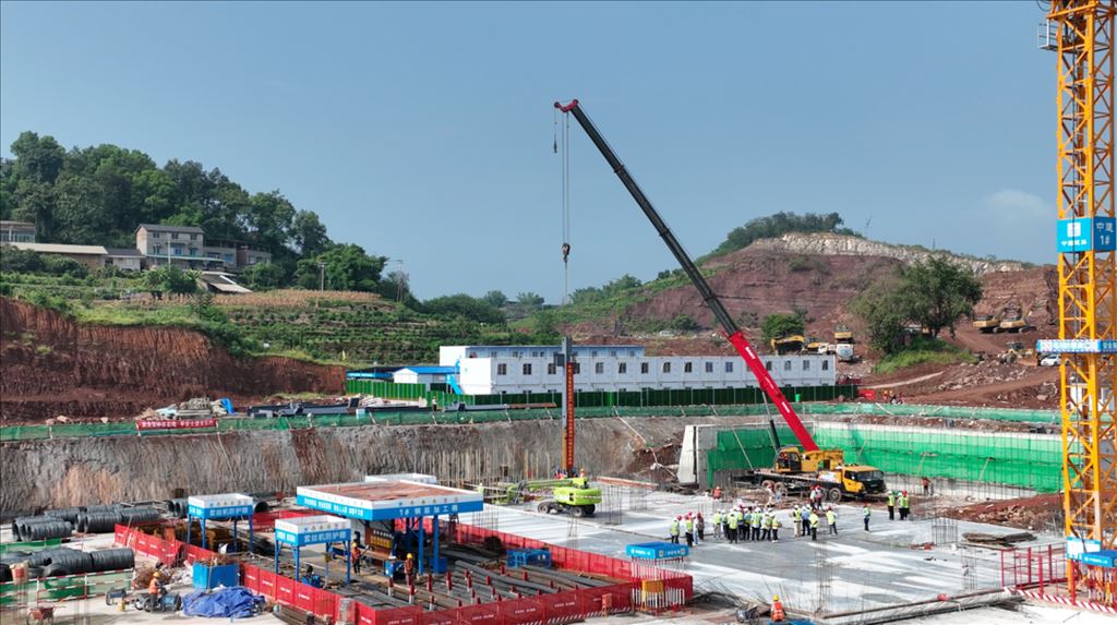 重庆枢纽港产业园项目综合服务中心首根钢柱成功吊装 主体建设全面启动