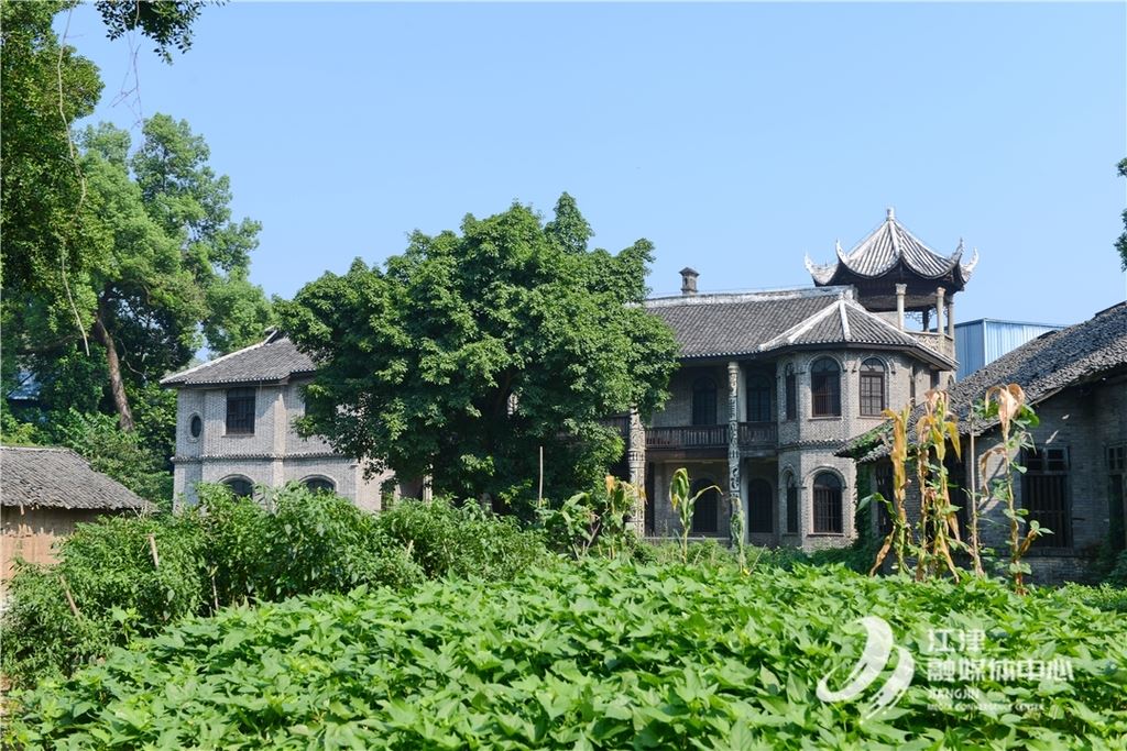 王政平民居：廊柱镌刻烽火，心灯照亮未来