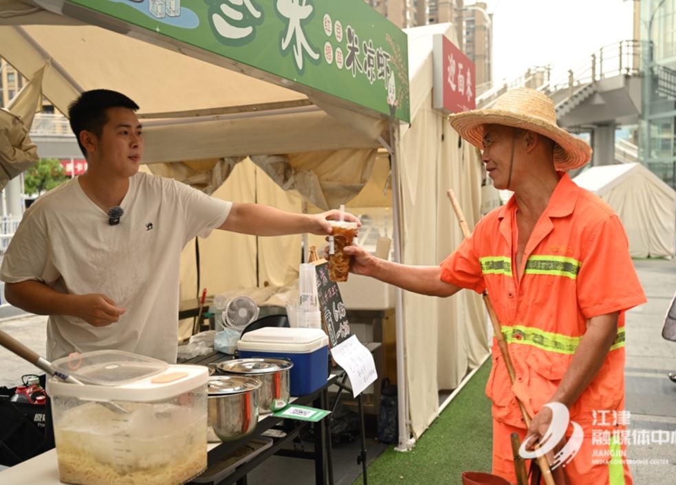 一碗凉虾，一点甜：环卫工的夏日清凉 藏在这对夫妻的小摊里