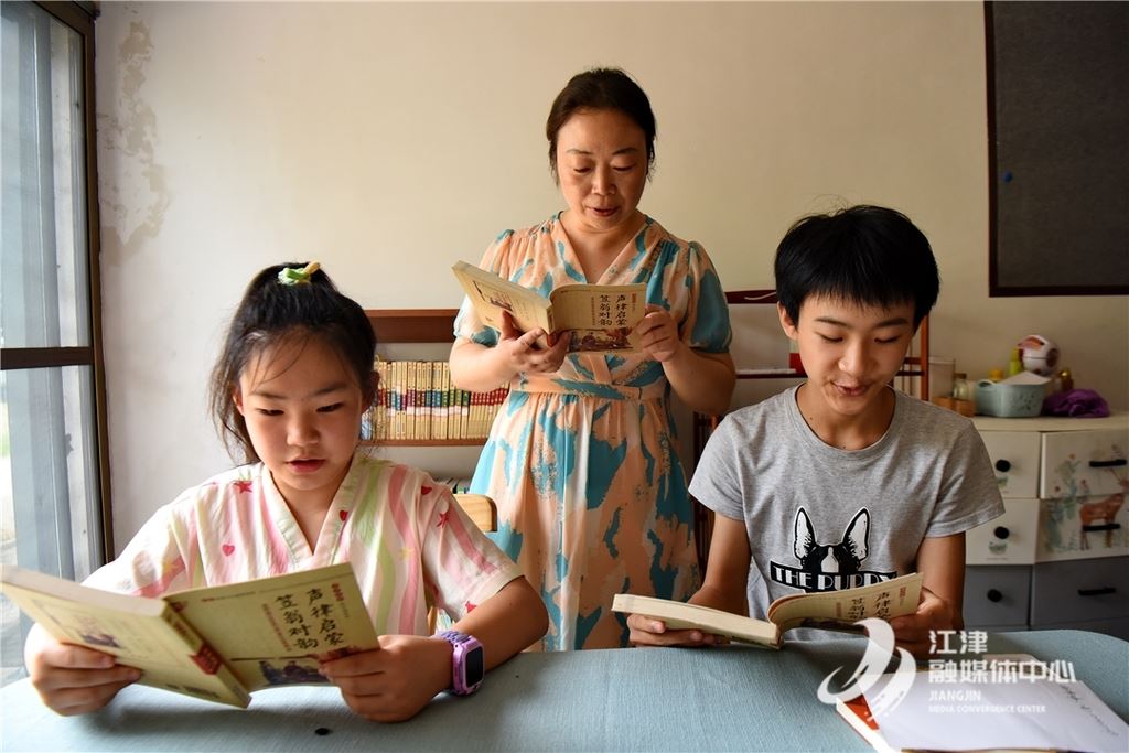 石门镇金龙村的“精神粮仓”：吴炯锐与她的爱心书站