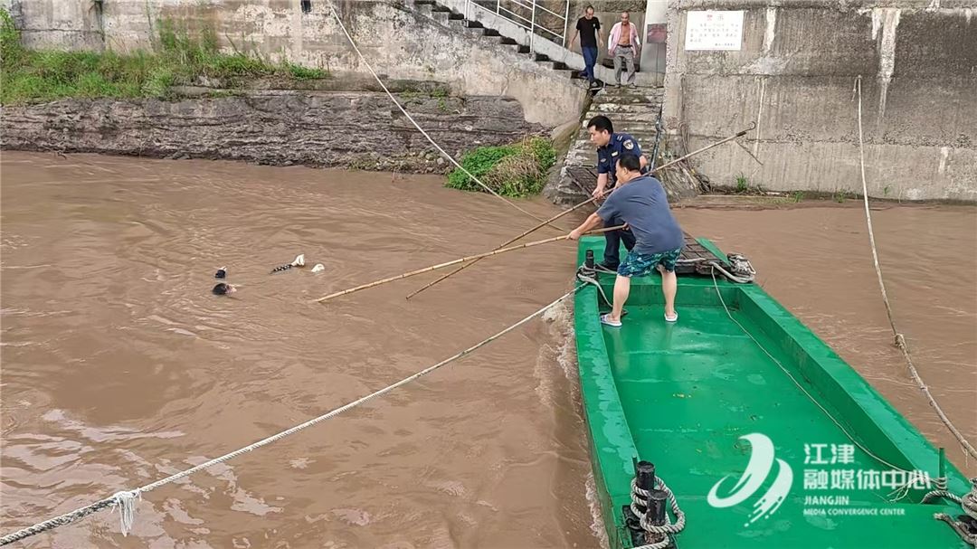 惊险!海事执法人员汛期勇救落水少女