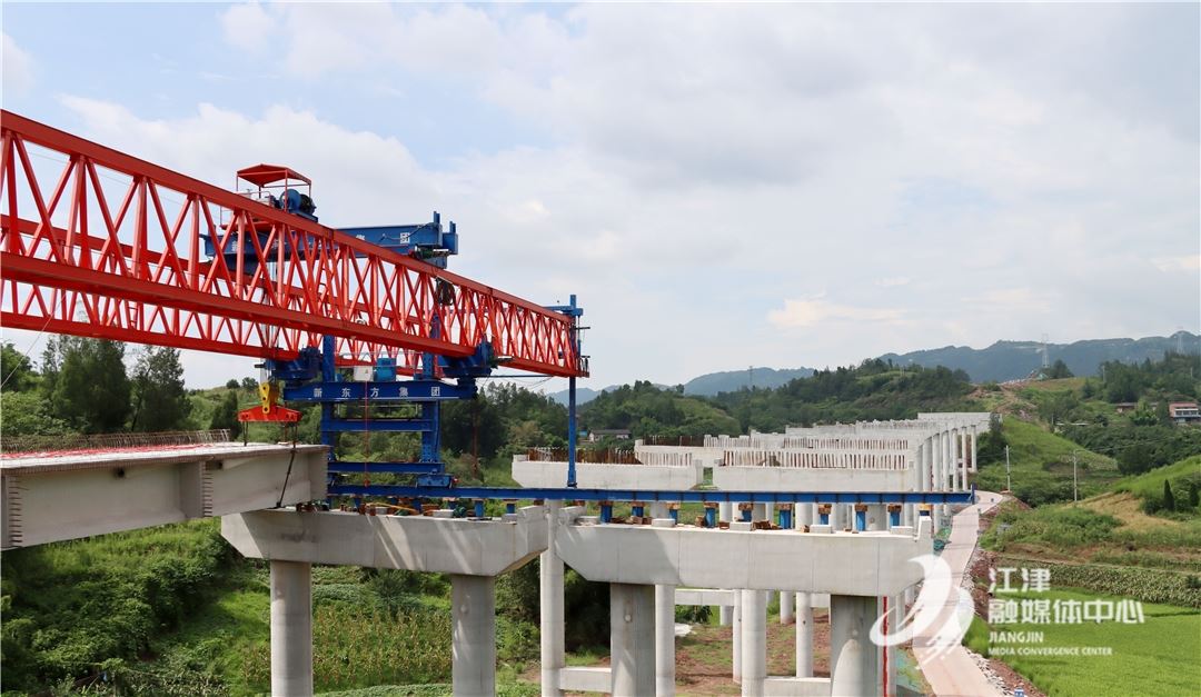 渝赤叙项目祠堂沟大桥首片预制T梁成功架设