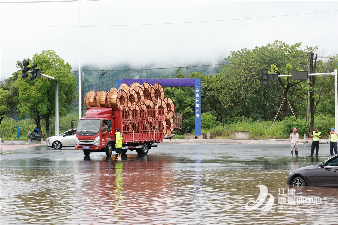 暴雨中那抹 “荧光绿”:江津公安逆行守护平安路