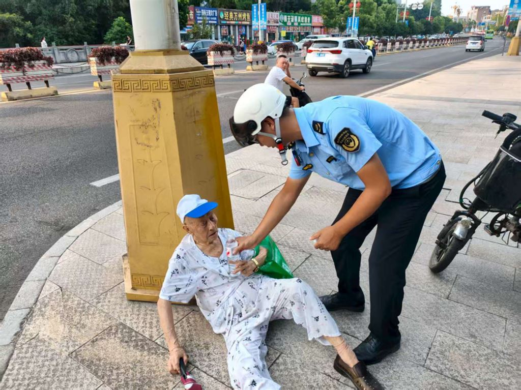 “执法蓝”变“暖心蓝”,综合执法队员酷暑援手九旬老人