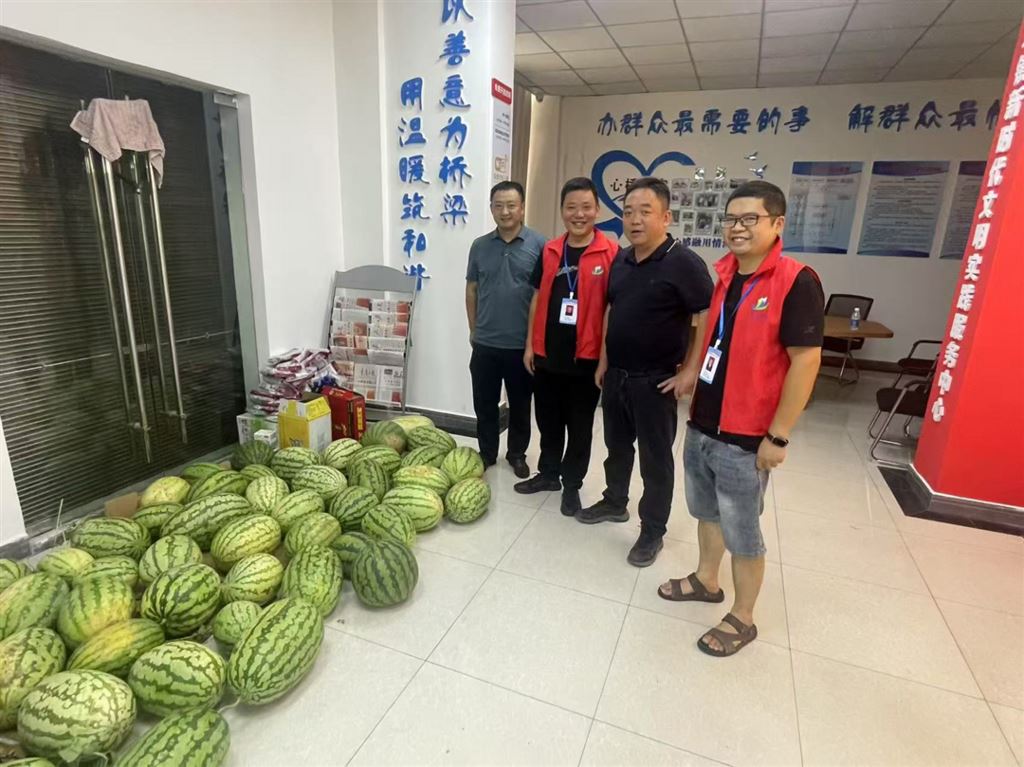 江津区乡村振兴工作队慰问枢纽港一线工作人员