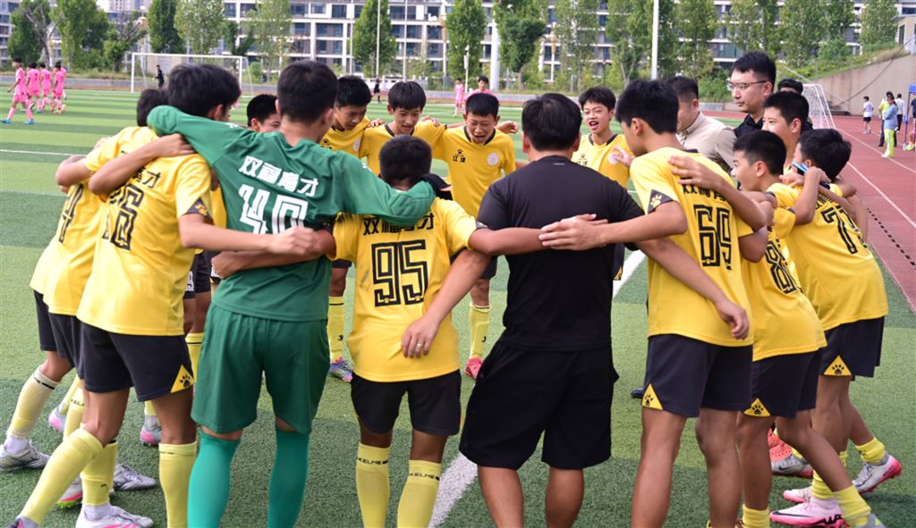 青春与激情碰撞!  区五运会初中足球决赛落幕