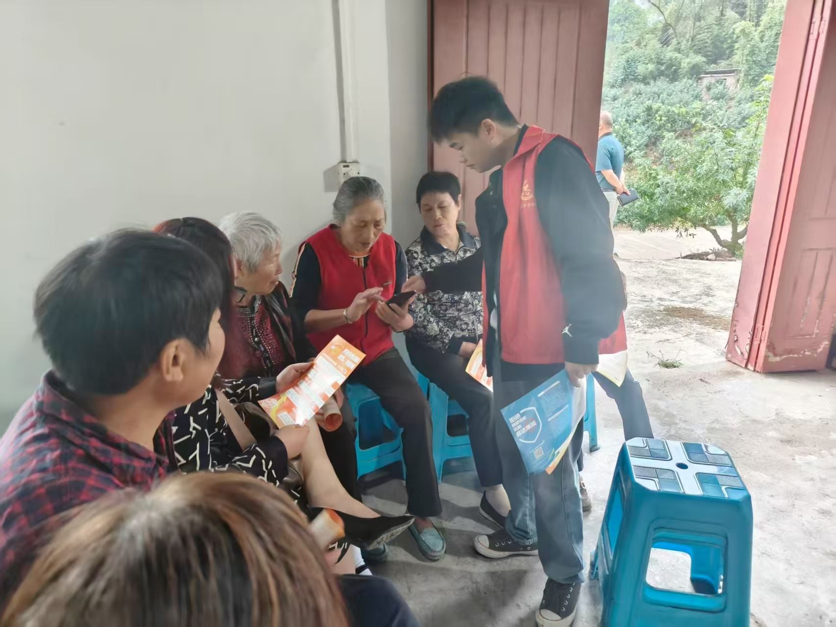 李市镇开展“双十一”反诈宣传院坝会