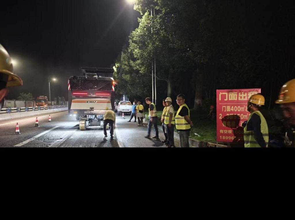 区城市管理局集中修补道路 保障市民安全出行