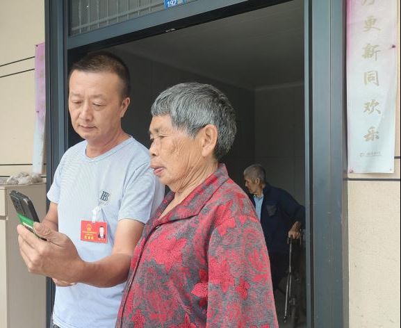 油溪镇：桥头村代表主动服务，为老人破解 “认证难” 