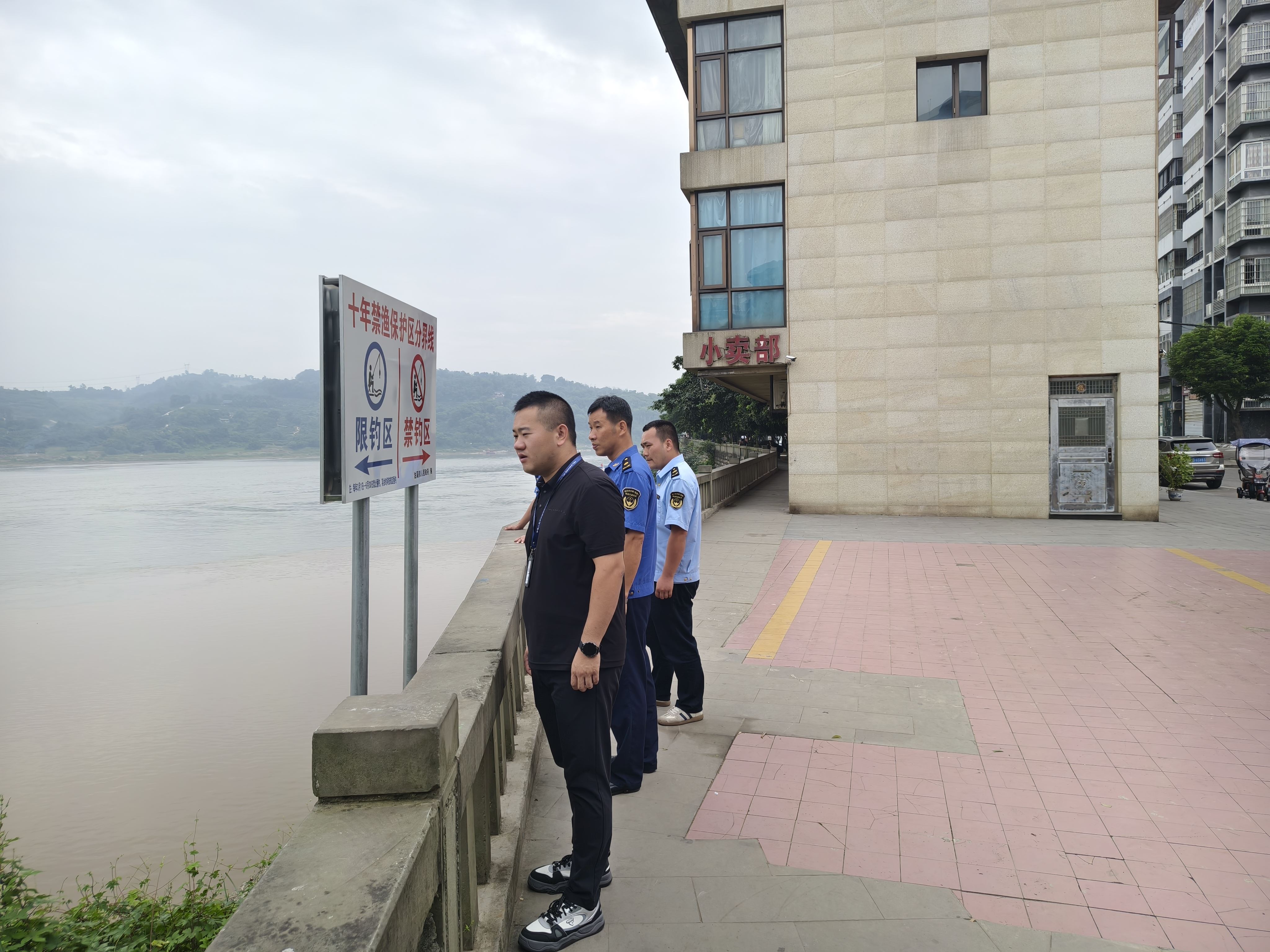 油溪镇：国庆“不打烊”，专项整治违规垂钓守护水域生态