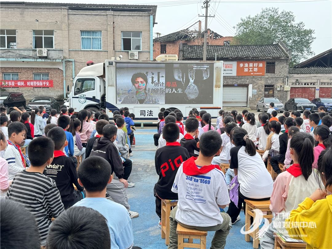 支坪镇开展“法治宣传进校园”活动 筑牢青少年安全防线