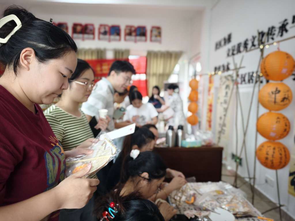 石蟆镇开展 “我们的节日・中秋” 主题游园会活动