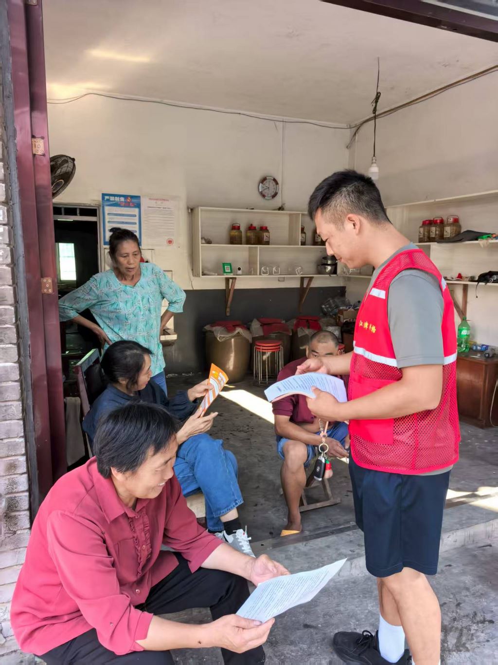 李市镇：赶场天里讲反诈，助力群众“掌上”筑防线