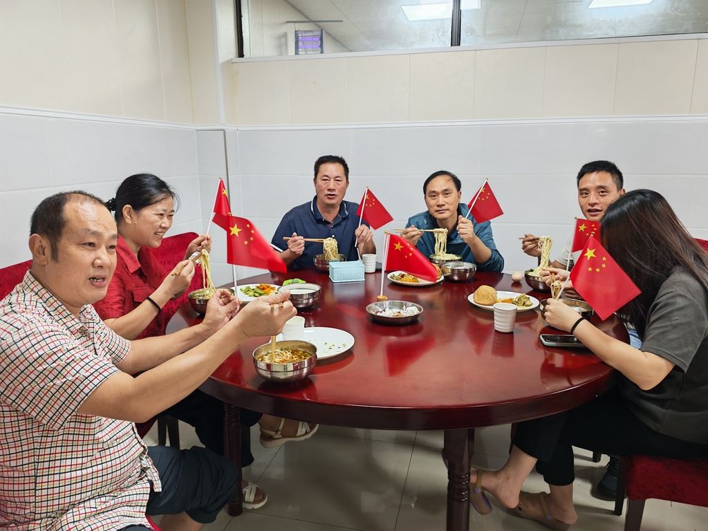 一碗“国庆面”，情满德感街道机关食堂