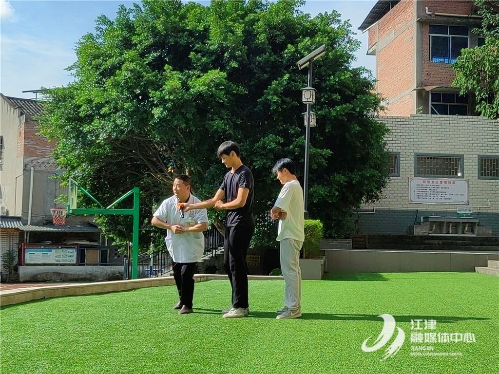 嘉平镇卫生院进校园开展“两热”防治与急救培训 守护师生健康