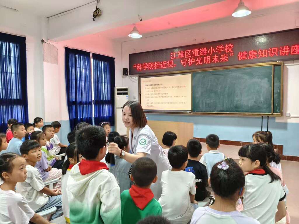 德感中心卫生院走进重潍小学 开展"科学防控近视"专题健康讲座