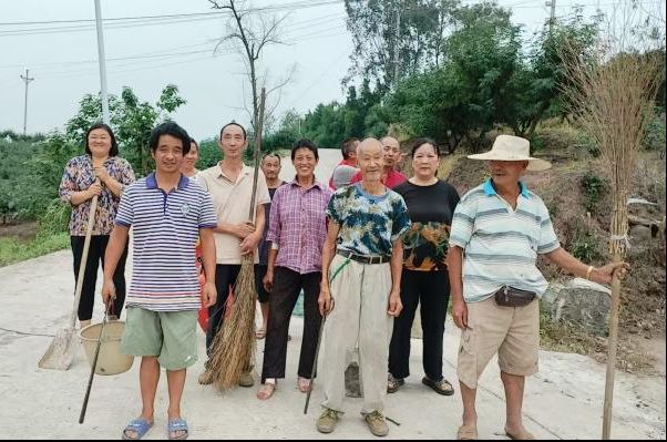 油溪镇桥头村：一抹“志愿红”，绘就“乡村净”