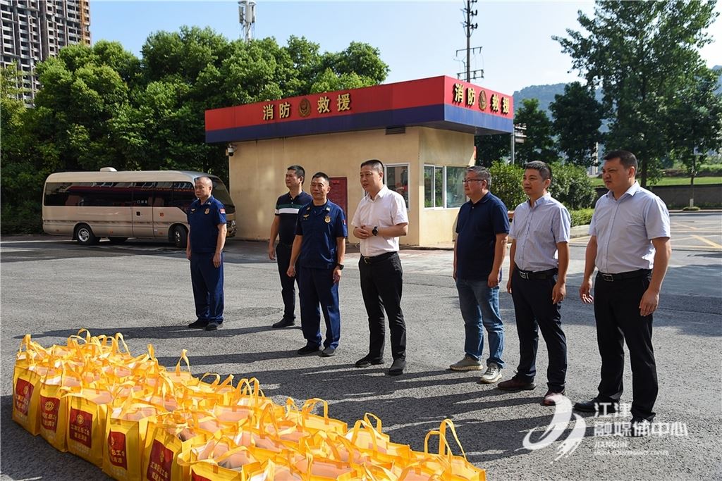 区领导慰问高温一线工作者