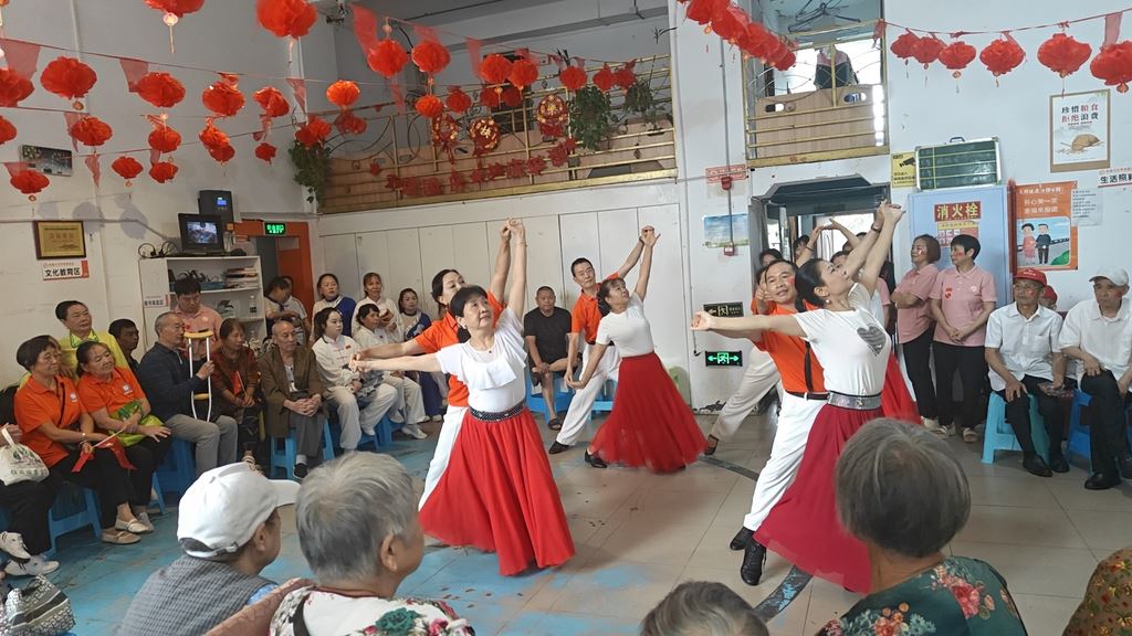 “中国红”邂逅“中秋月”——珞璜镇举办双节敬老活动