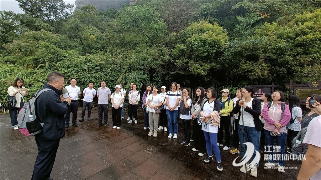 区融媒体中心开展“行走的思政课”活动 守护国旗红 传承爱国情 