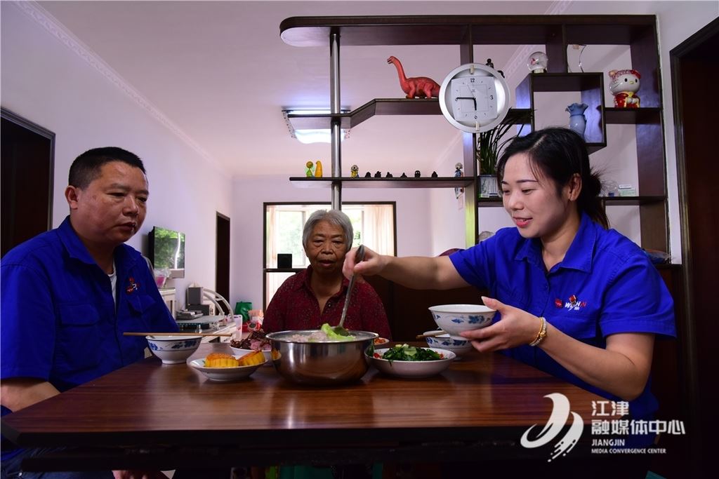 陈强夫妇探望张正华老人，15年诺言绘就“不是亲人胜亲人”的团圆