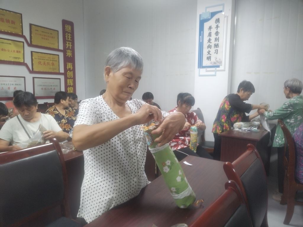 夏坝镇开展“枕间艾草 幸福夕阳 ”DIY活动