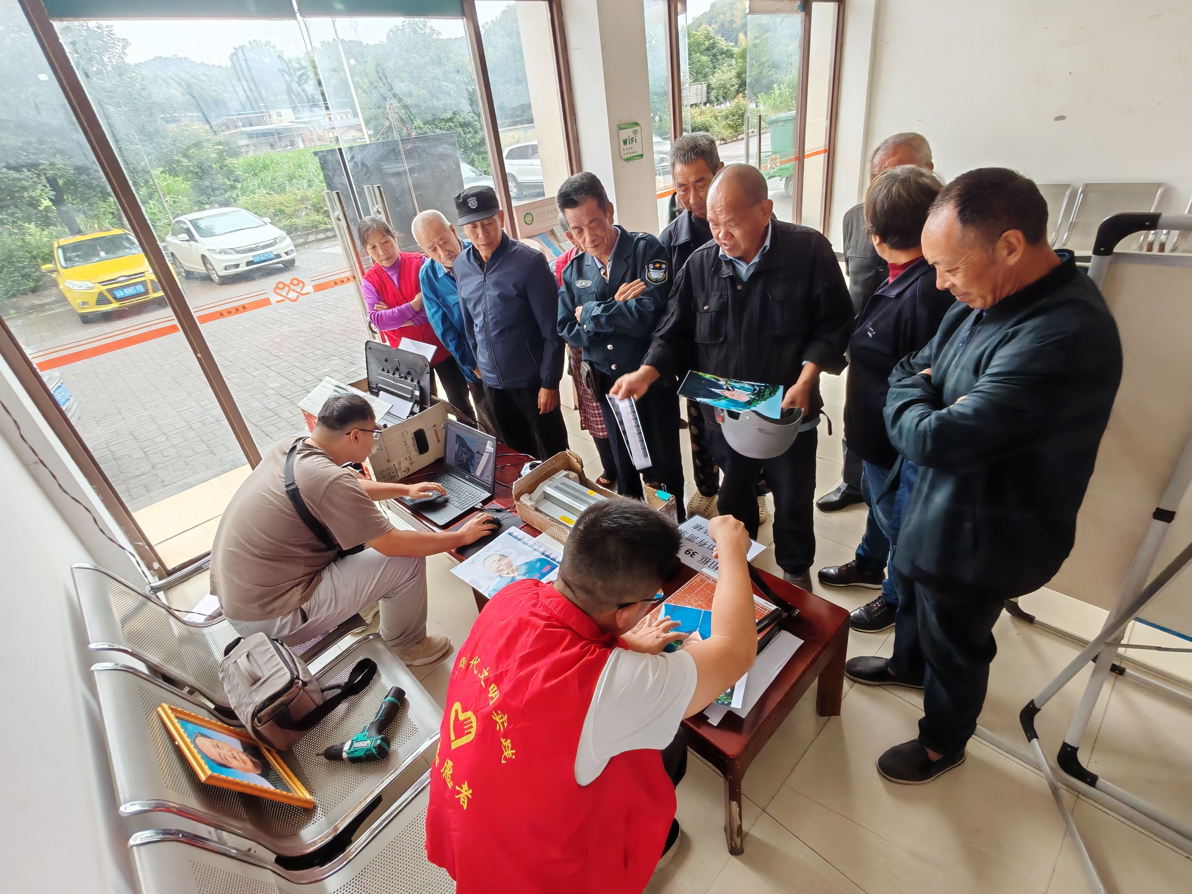 油溪镇丹凤社区开展公益摄影活动,传递暖心关怀