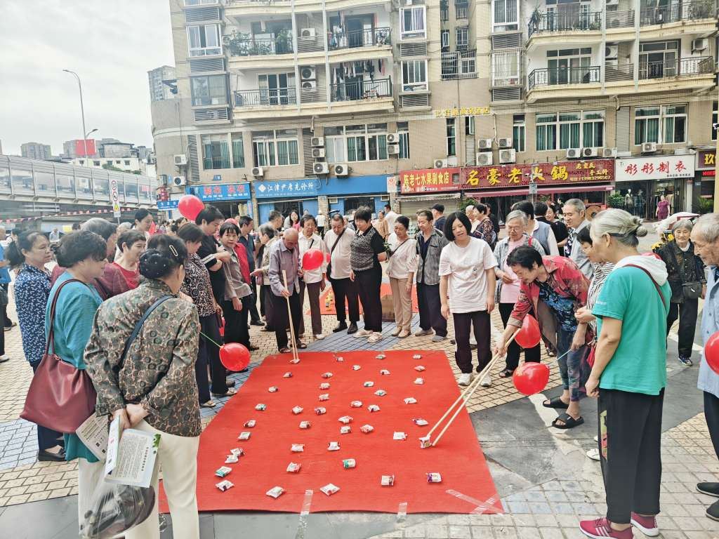 几江街道四牌坊社区开展“迎中秋 庆国庆”主题活动