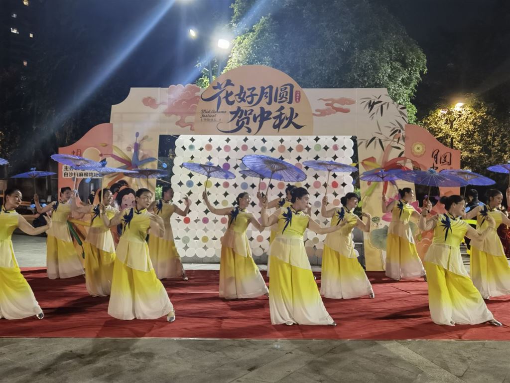 白沙镇：情满月圆贺华诞，多彩活动暖“双节”