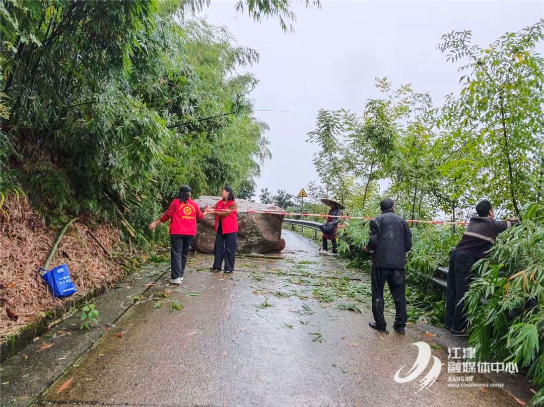 巨石拦路，塘河镇应急响应显担当