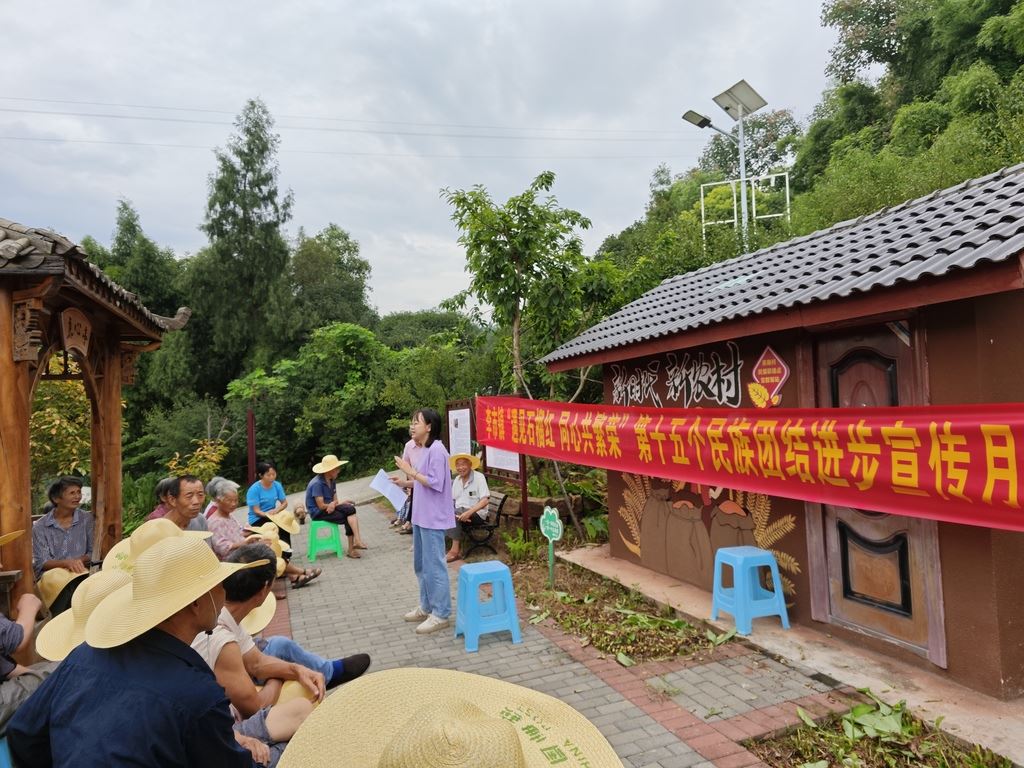 李市镇：村社院坝搭“课堂” 民族团结入人心