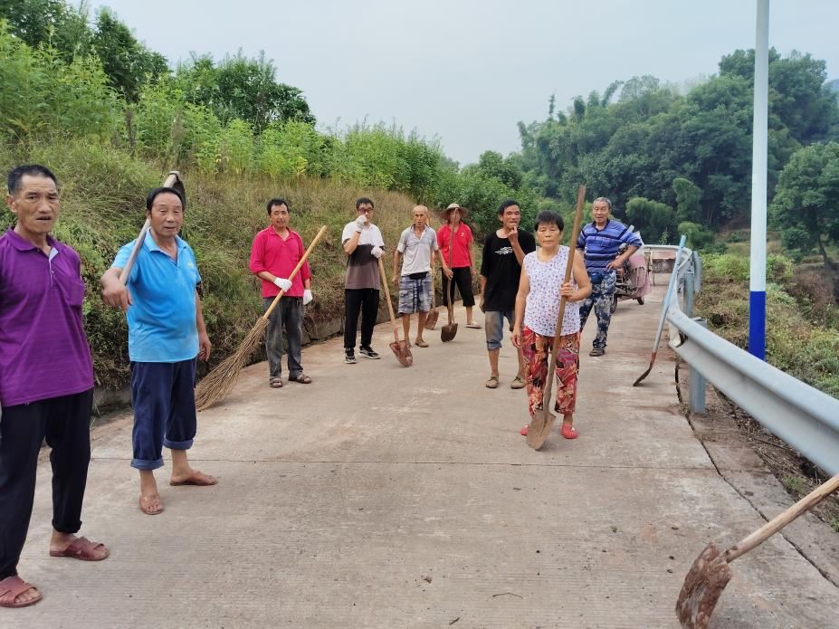 油溪镇桥头村开展村庄清洁志愿服务活动