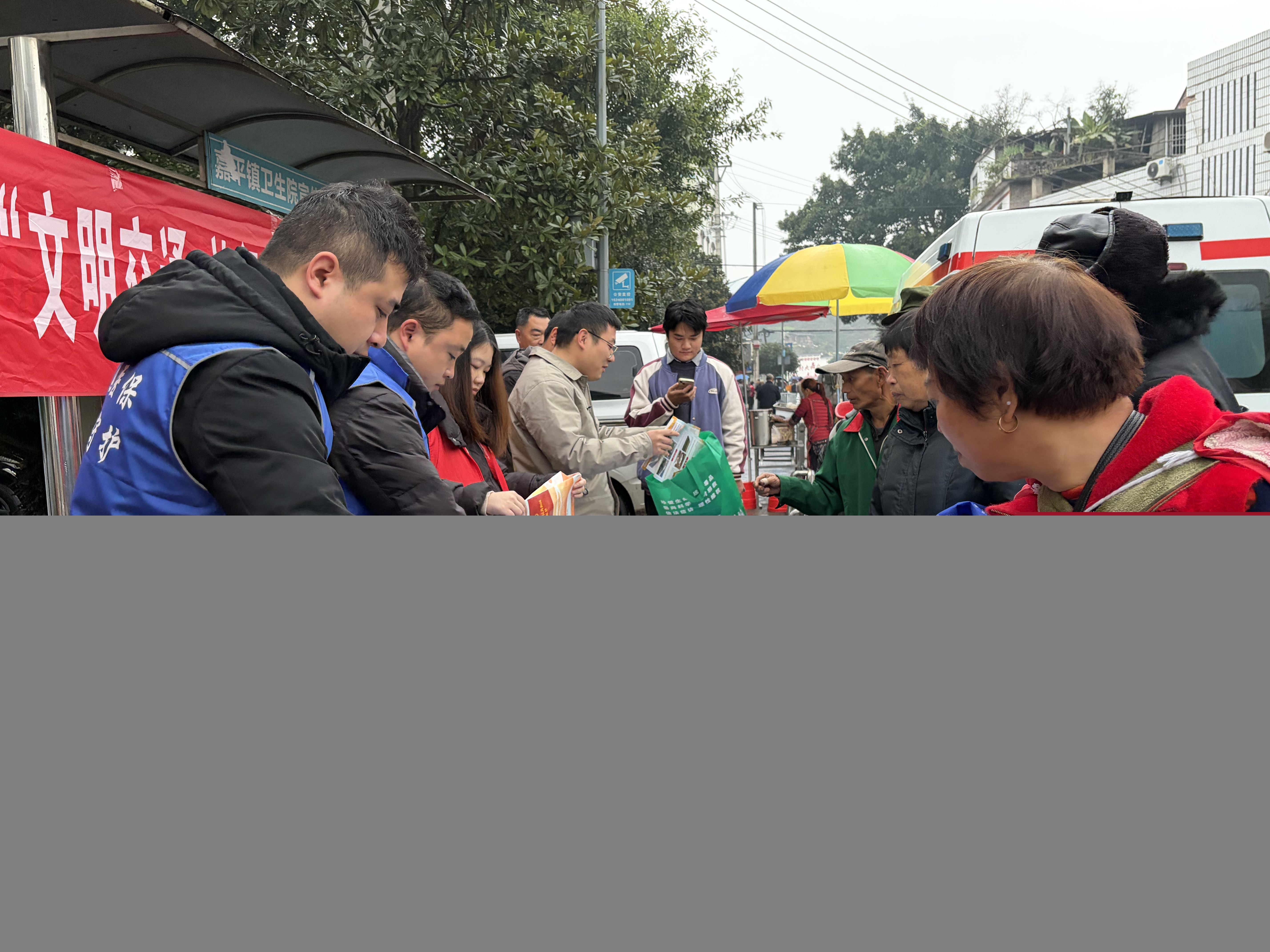 嘉平镇:赶场日精准宣传 筑牢群众安全法治与民生保障防线