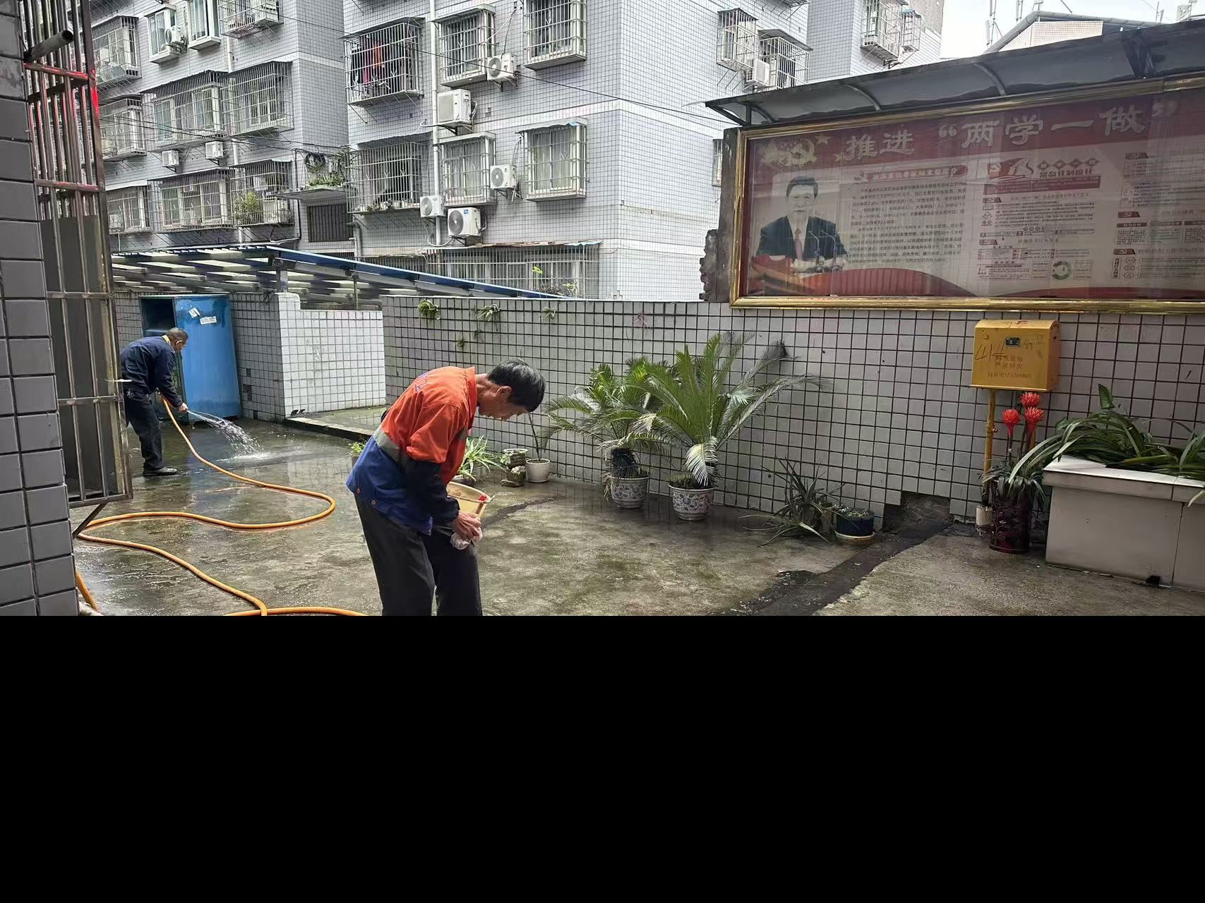 油溪镇精准治理老旧小区“湿滑难题”，守护居民“脚下安全”