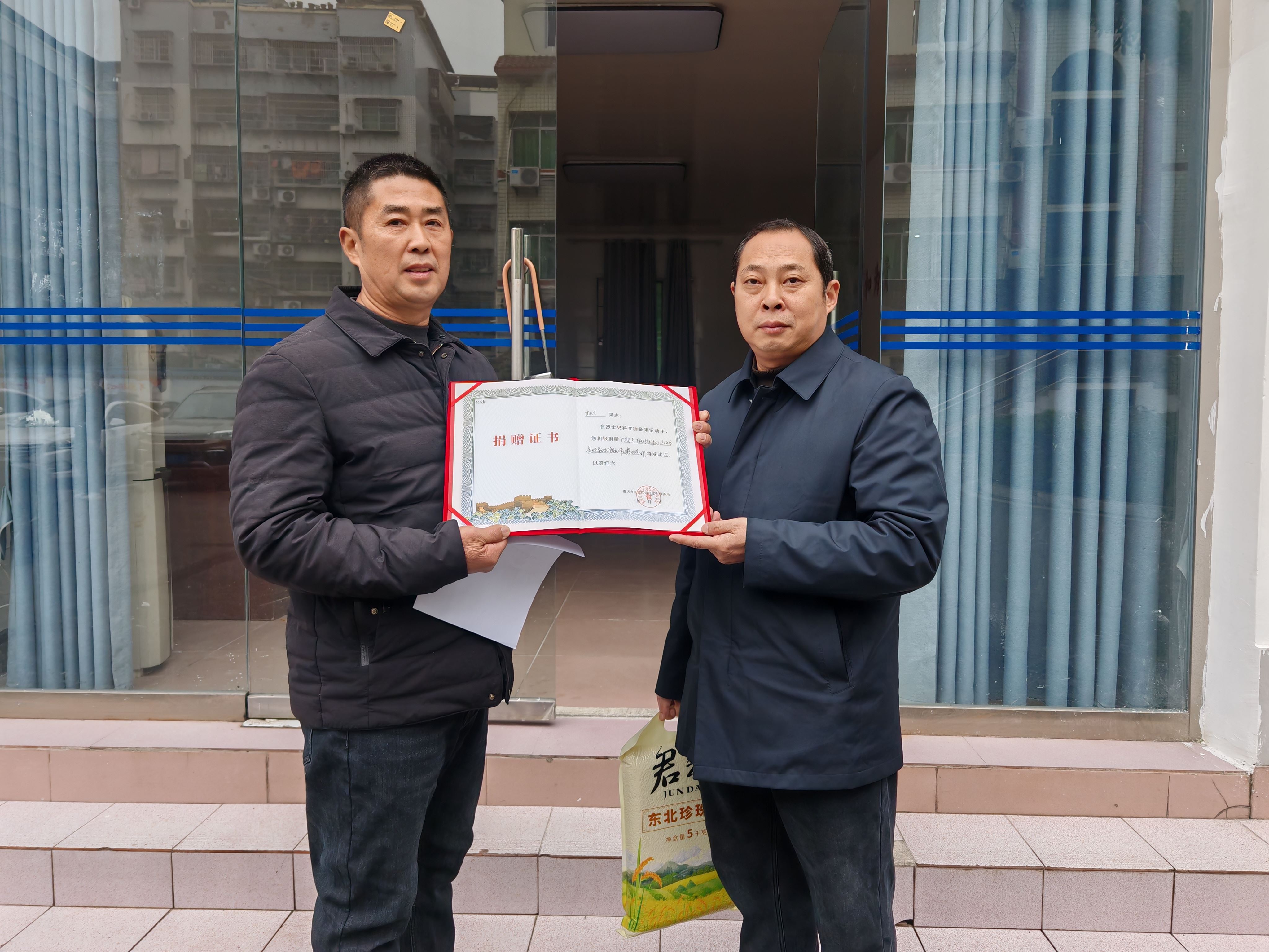 油溪镇退役军人服务站协助烈属完成遗物捐赠