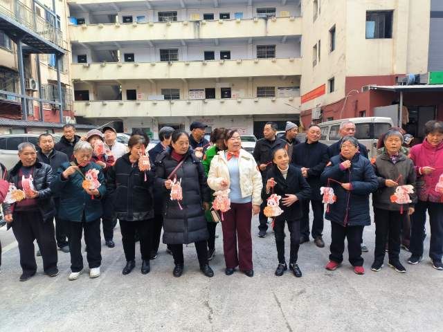 巧手暖银龄——几江街道为独居老人“幸福加餐”