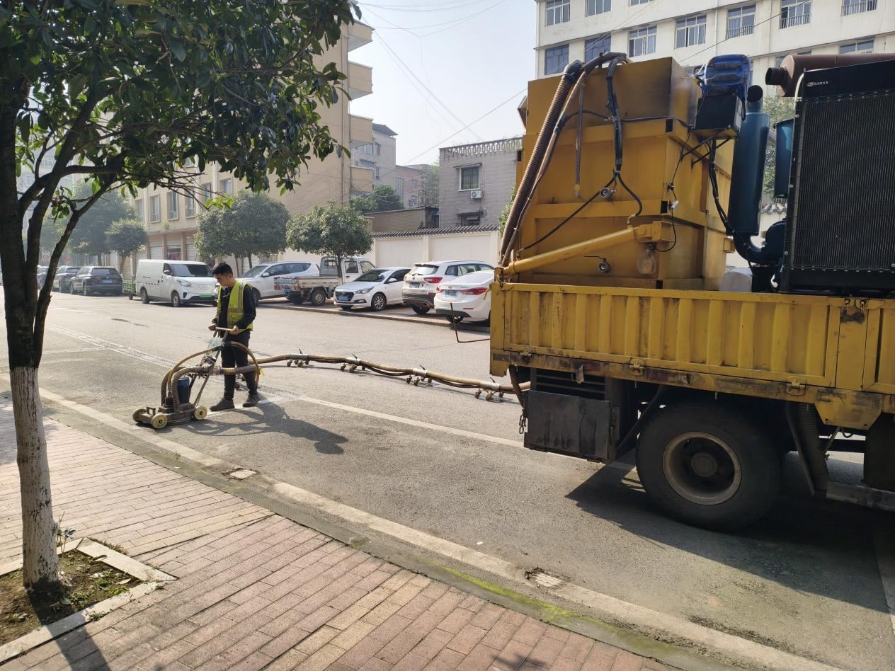 油溪镇：优化交通标线 绘就城镇文明“新坐标”