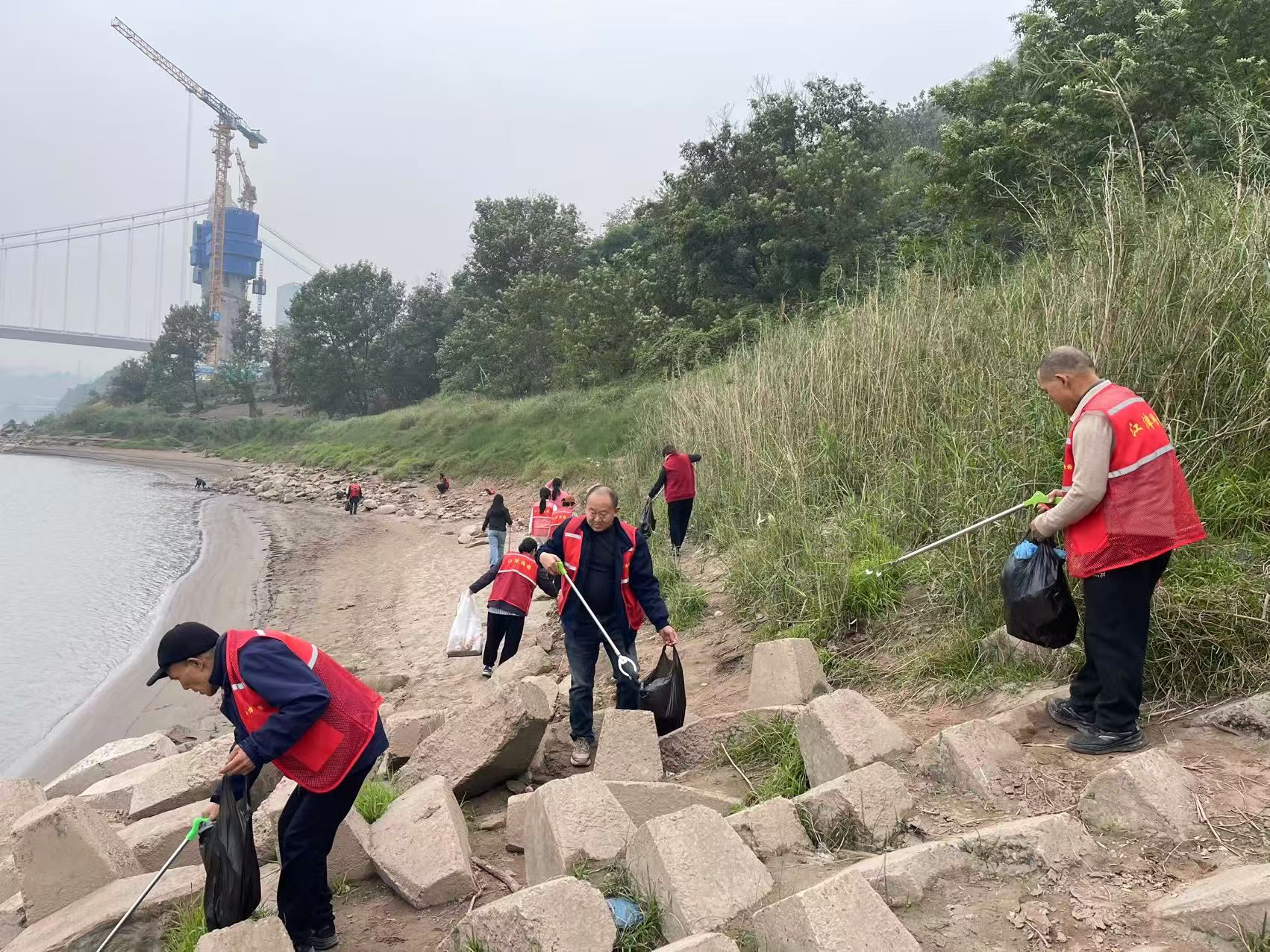 圣泉街道文峰社区：清漂护江践初心 共筑生态美家园