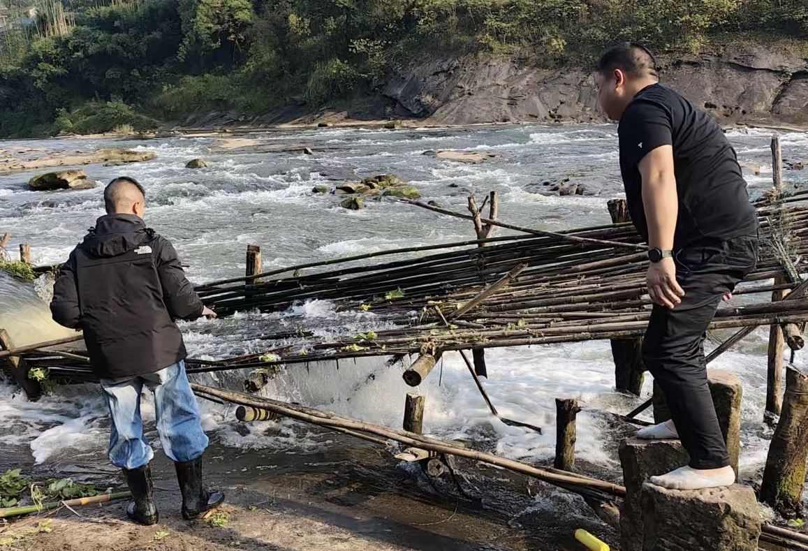 油溪镇多部门联动清网护河 筑牢璧南河生态屏障