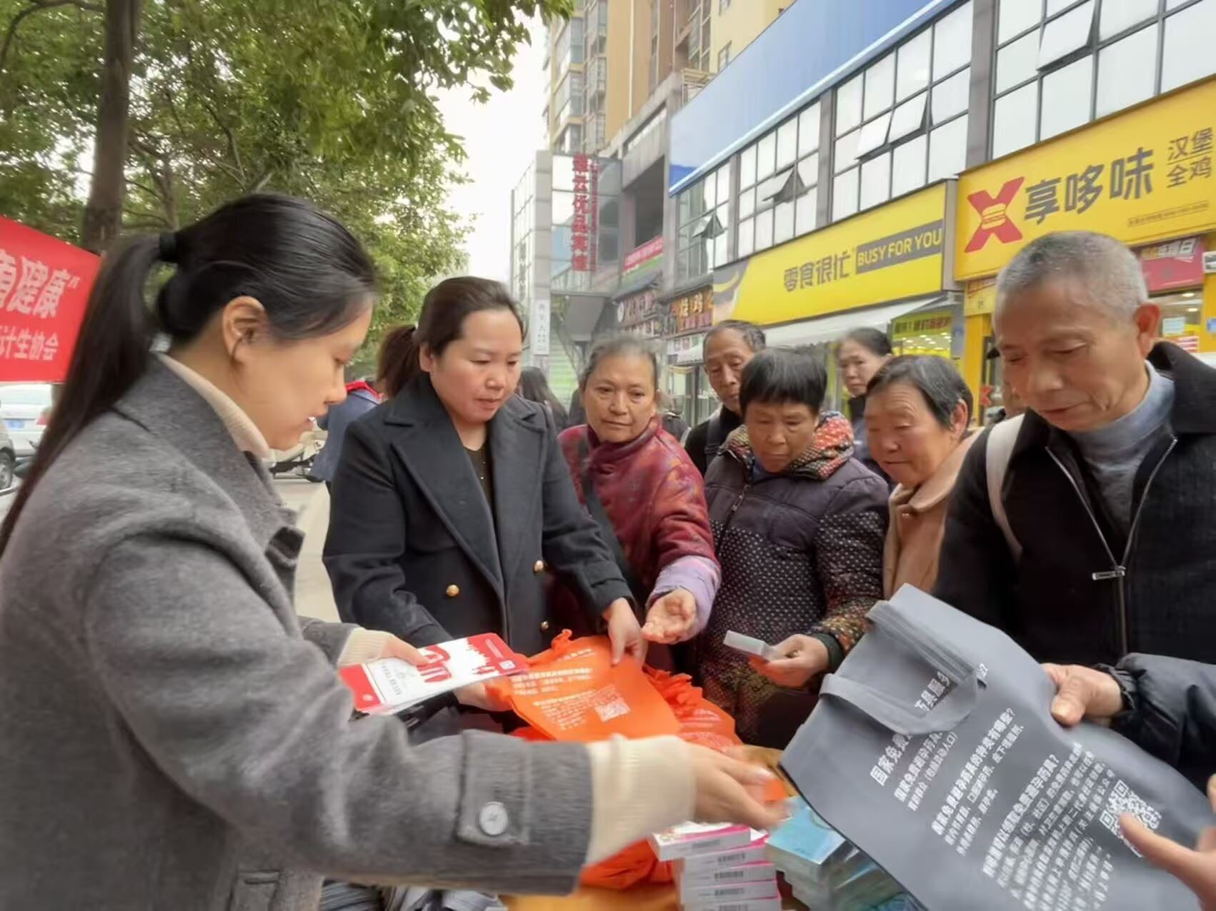 珞璜镇开展“世界艾滋病日”主题宣传活动