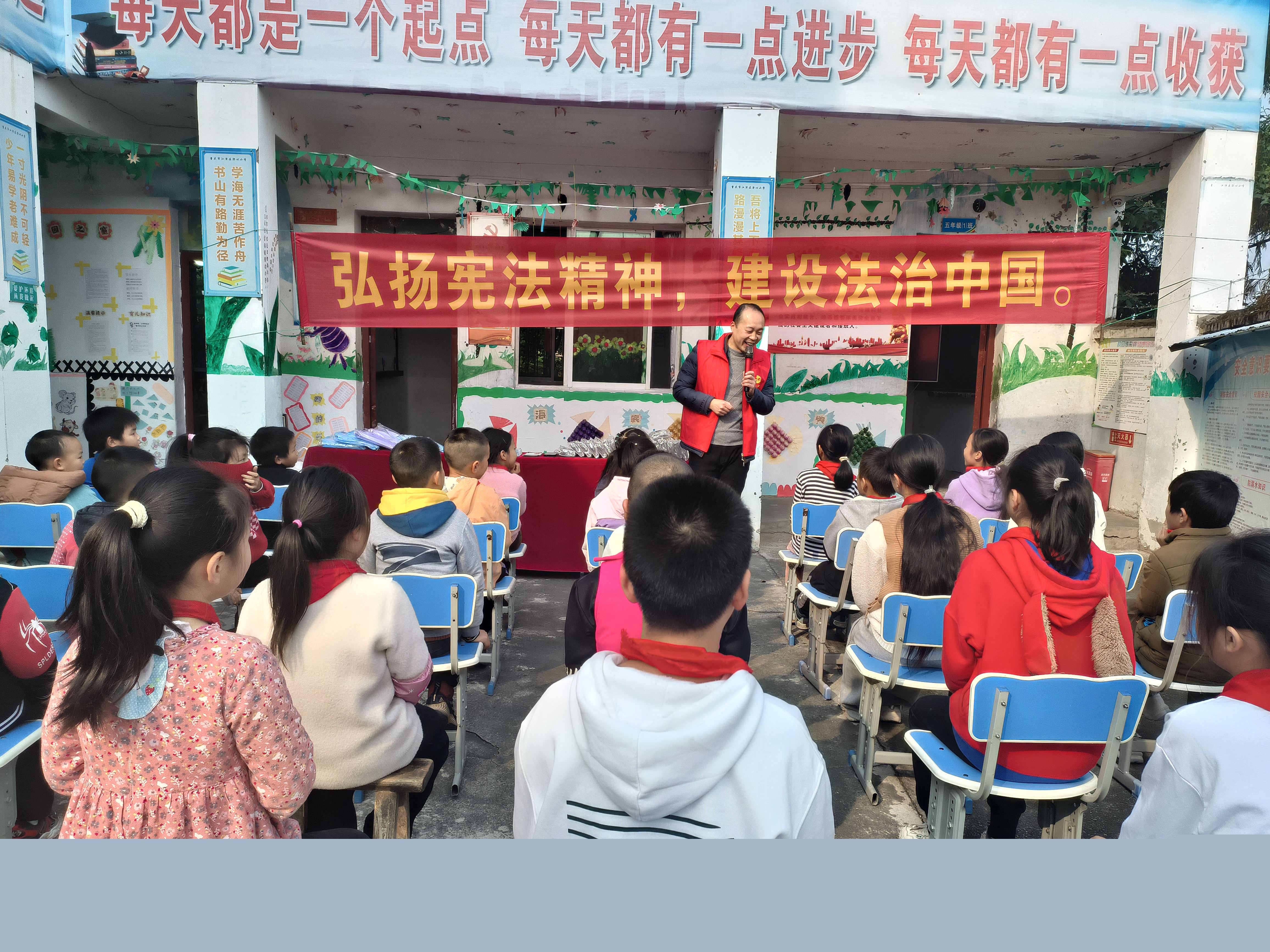 永兴司法所为留守儿童送上宪法知识课