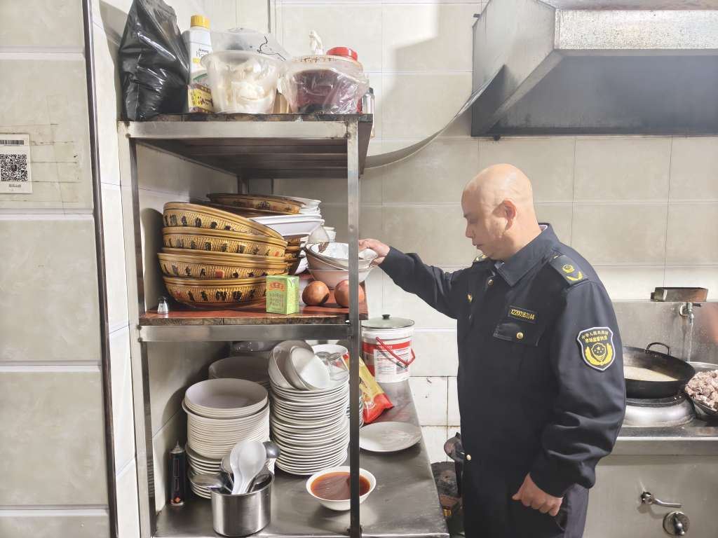 四面山市场监管所启动餐具消毒专项检查 全力保障群众饮食安全