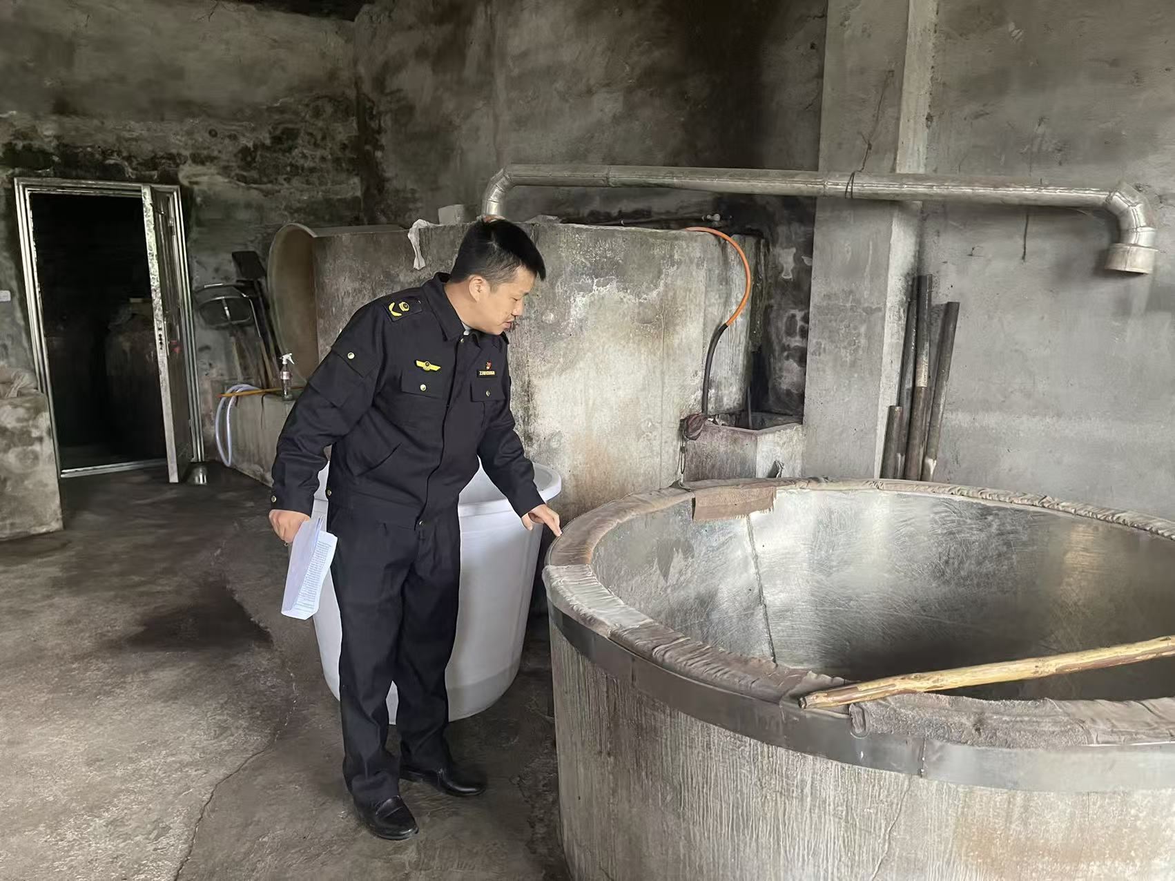 石蟆镇市场监管所开展农村地区食品安全专项检查