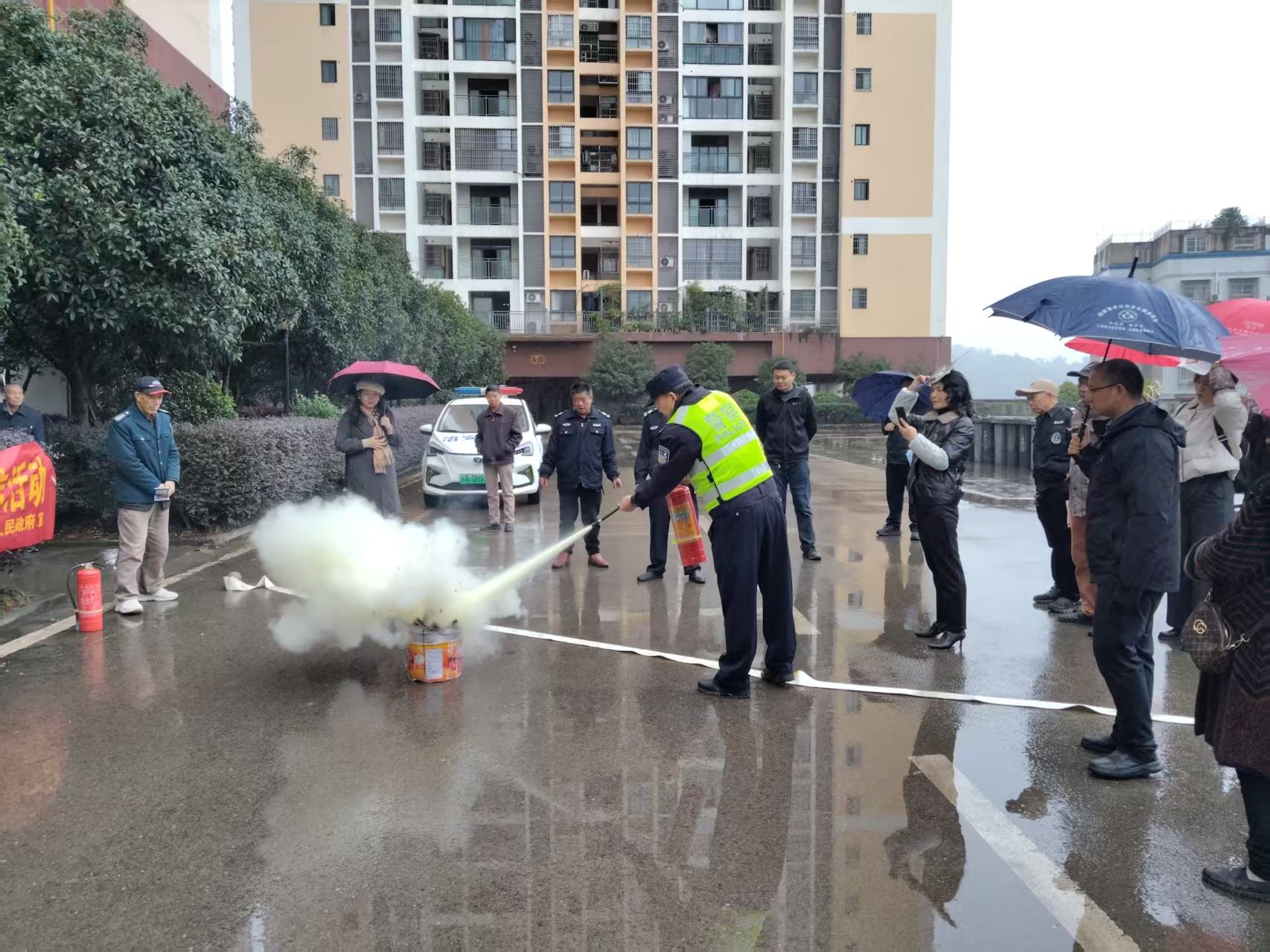 油溪镇:筑牢安全防线 共护家园平安