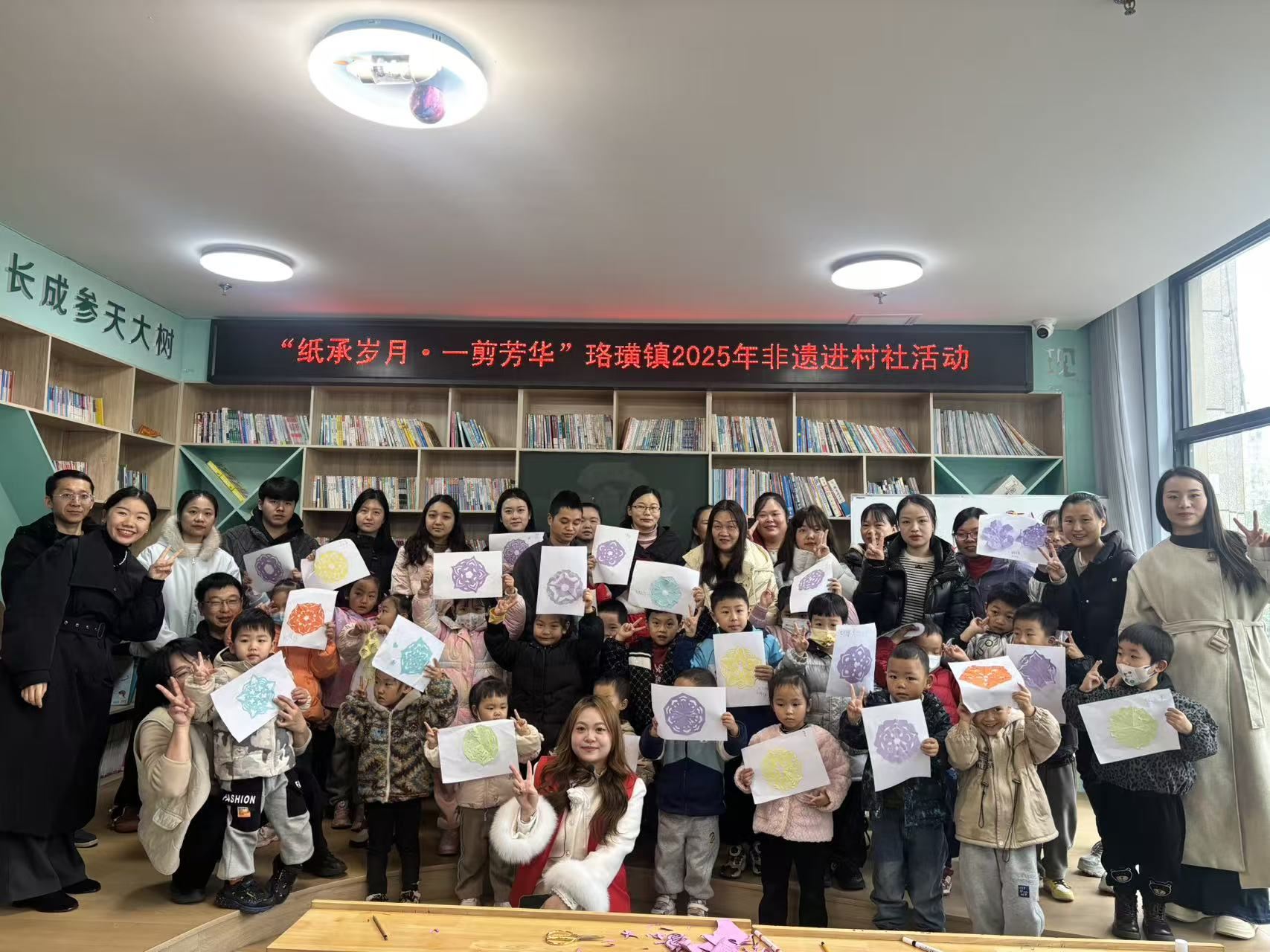 珞璜镇非遗剪纸活动点亮社区文化生活